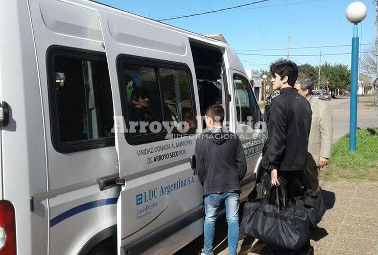 Desde la escuela. El contingente partió esta mañana desde las puertas del establecimiento educativo ubicado en Juan B. Justo 9. Foto: Leo Cabrera