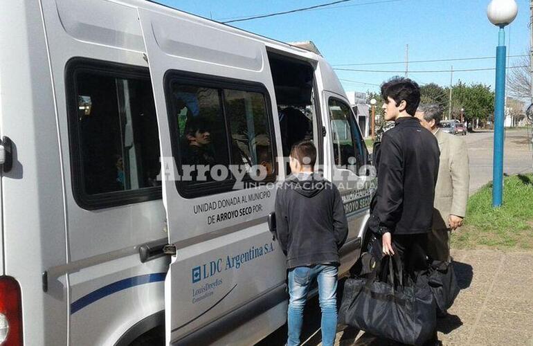 Desde la escuela. El contingente partió esta mañana desde las puertas del establecimiento educativo ubicado en Juan B. Justo 9. Foto: Leo Cabrera