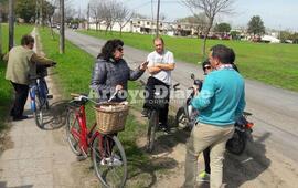 Sobre el camino. Los vecinos mientras se autoconvocaban este mediod&iacute;a en el camino de ingreso al G&uuml;emes.