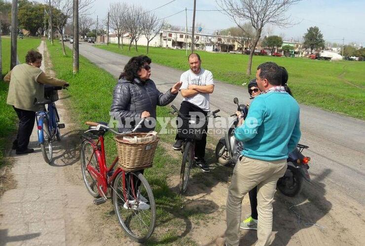 Sobre el camino. Los vecinos mientras se autoconvocaban este mediodía en el camino de ingreso al Güemes.