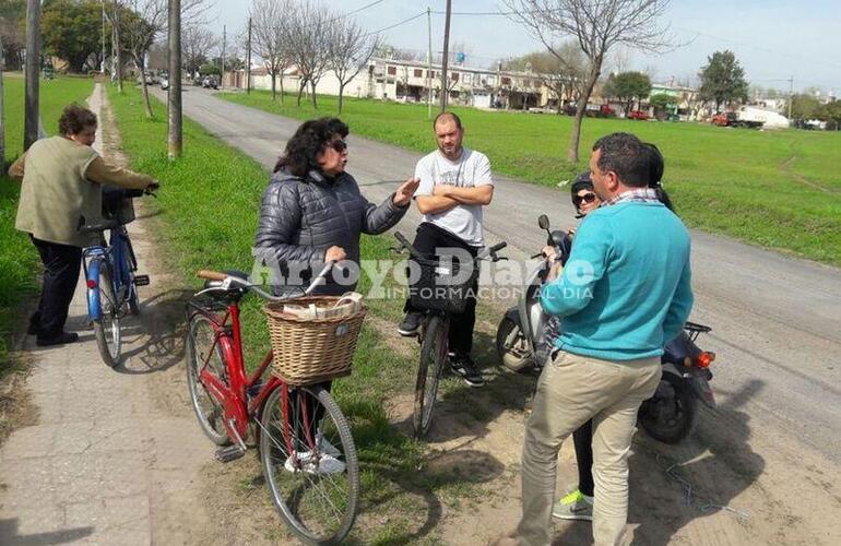 Sobre el camino. Los vecinos mientras se autoconvocaban este mediodía en el camino de ingreso al Güemes.