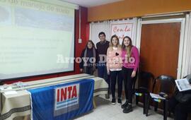En la foto. El presidente comunal Rodolfo Stangoni junto a la Ing. Marisa Traverso y dem&aacute;s participantes de la capacitaci&oacute;n.