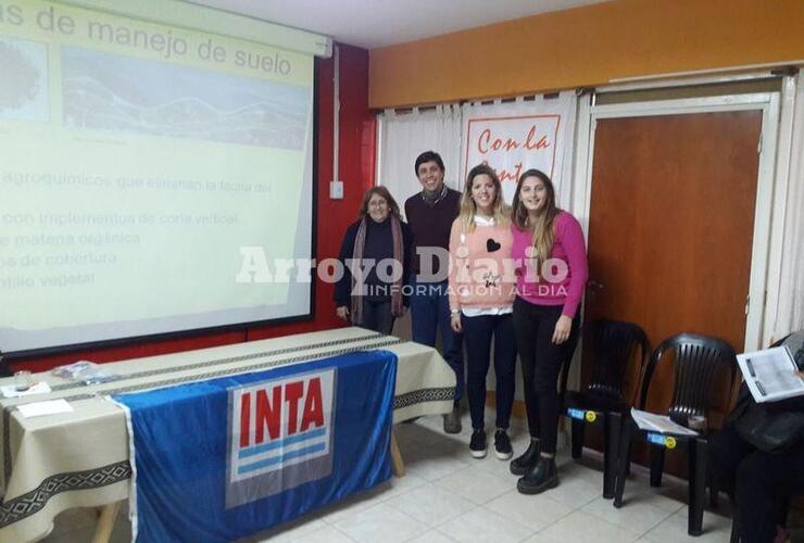 En la foto. El presidente comunal Rodolfo Stangoni junto a la Ing. Marisa Traverso y demás participantes de la capacitación.