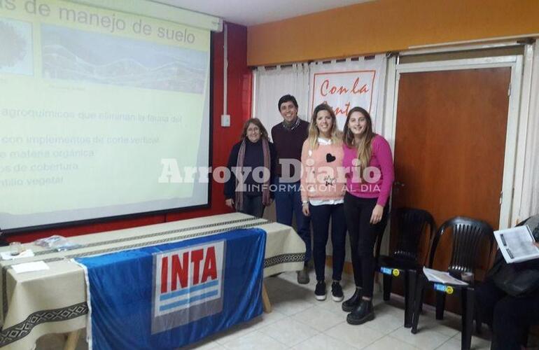 En la foto. El presidente comunal Rodolfo Stangoni junto a la Ing. Marisa Traverso y demás participantes de la capacitación.