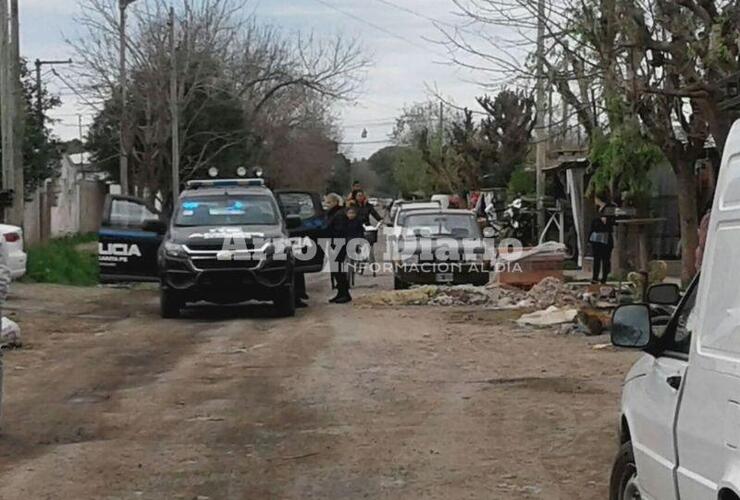 En el barrio. Móviles y policías recorriendo el barrio esta mañana. Foto: Gentileza Nicolás Trabaina.