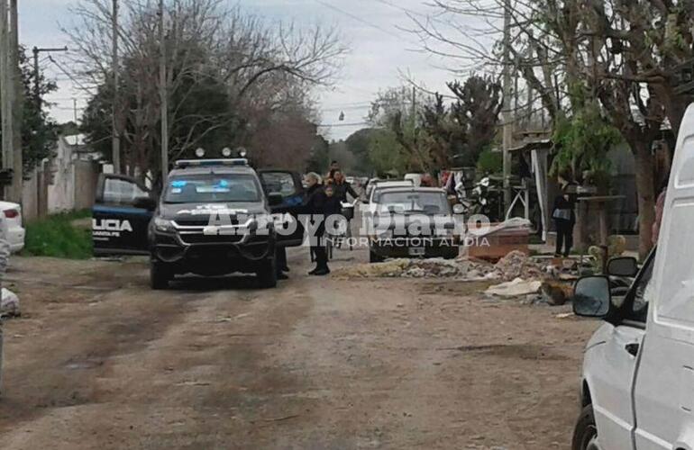 En el barrio. Móviles y policías recorriendo el barrio esta mañana. Foto: Gentileza Nicolás Trabaina.