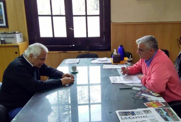 Reunidos. Esper y Coradini en la intendencia este jueves por la mañana. Foto: Municipalidad de Arroyo Seco. FB