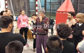 En el complejo. El bailarín de la mano de los profes de "Los Gurises" recibió al alumnado y participantes de la clase en el gimnasio de "Los Tiburones"
