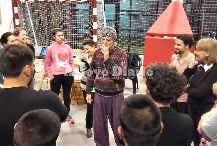 En el complejo. El bailarín de la mano de los profes de "Los Gurises" recibió al alumnado y participantes de la clase en el gimnasio de "Los Tiburones"