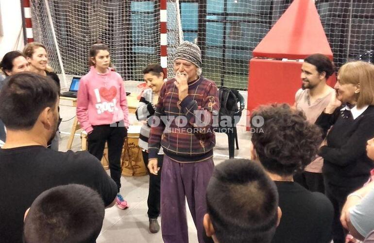 En el complejo. El bailarín de la mano de los profes de "Los Gurises" recibió al alumnado y participantes de la clase en el gimnasio de "Los Tiburones"