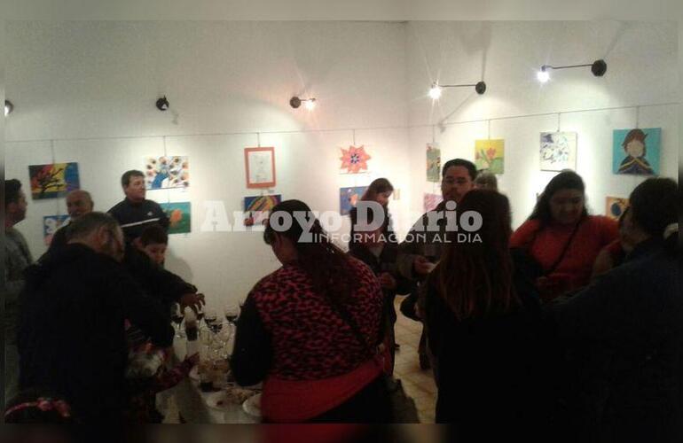 Importante asistencia. Familiares, amigos y allegados a los alumnos de Sandra se acercaron a compartir el momento. Foto: Leo Cabrera Importante asistencia. Familiares, amigos y allegados a los alumnos de Sandra se acercaron a compartir el momento. Foto: Leo Cabrera