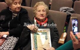 Feliz. Nora, tiene 92 a&ntilde;os y fue sorprendida con el reconocimiento; se mostr&oacute; agradecida y expres&oacute; unas palabras ante los presentes