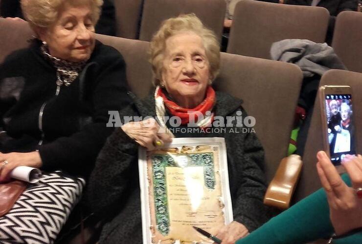 Feliz. Nora, tiene 92 años y fue sorprendida con el reconocimiento; se mostró agradecida y expresó unas palabras ante los presentes