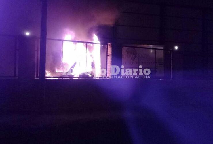 En llamas. El camión ardiendo previo al arribo del personal de Bomberos.