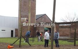 Ultimando detalles. El Padre Pedro junto a empleados de la municipalidad y a personal de la EPE organizando la previa al recibimiento de la virgen.