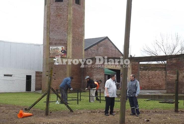 Ultimando detalles. El Padre Pedro junto a empleados de la municipalidad y a personal de la EPE organizando la previa al recibimiento de la virgen.