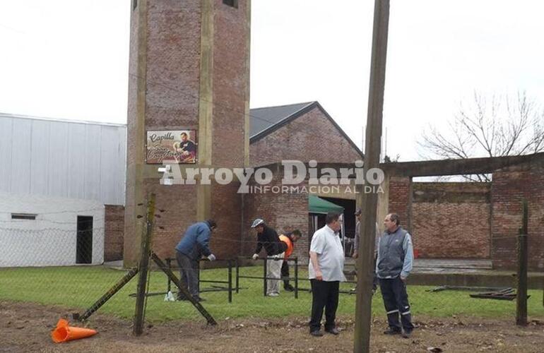 Ultimando detalles. El Padre Pedro junto a empleados de la municipalidad y a personal de la EPE organizando la previa al recibimiento de la virgen.