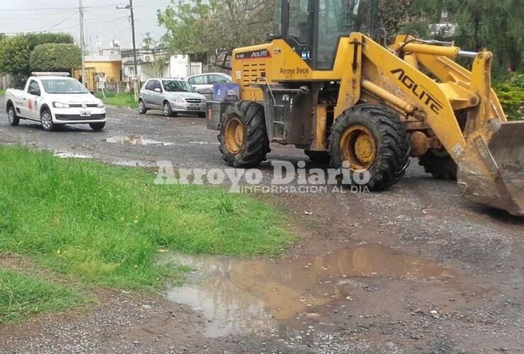 Con una de las máquinas. Obras Públicas cedió una pala para que Protección Civil pudiera trabajar esta mañana.