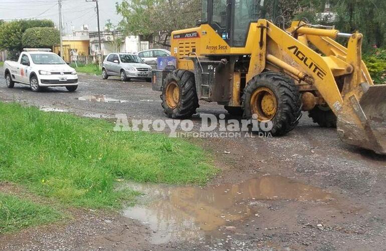 Con una de las máquinas. Obras Públicas cedió una pala para que Protección Civil pudiera trabajar esta mañana.