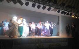 Sobre el escenario. Los bailarines sobre las tablas del escenario del Sal&oacute;n Dorado de ASAC. Foto: Gentileza Jorge David Cuello