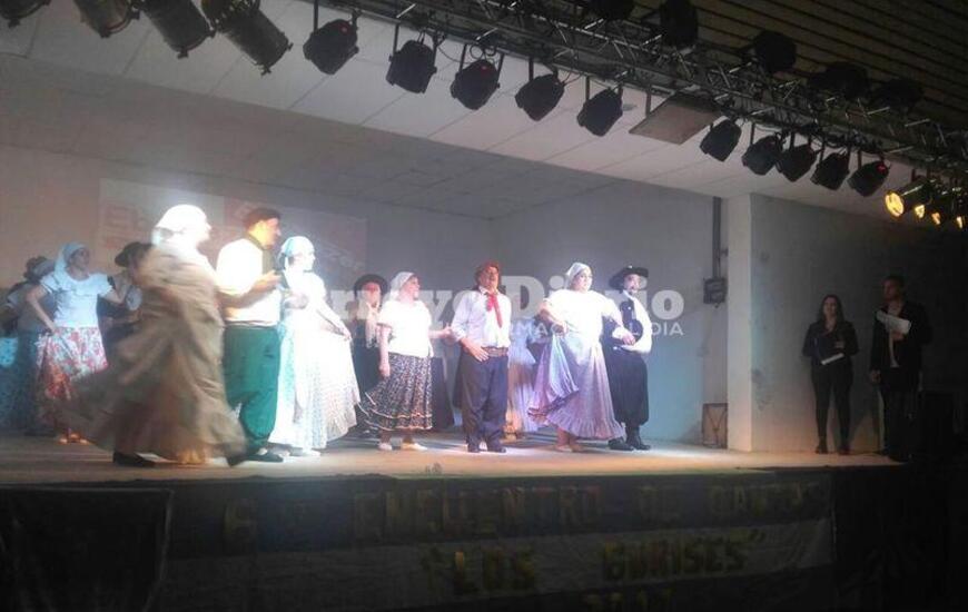 Sobre el escenario. Los bailarines sobre las tablas del escenario del Sal&oacute;n Dorado de ASAC. Foto: Gentileza Jorge David Cuello