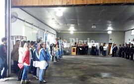 En el cuartel. La lluvia no permiti&oacute; hacer el acto al aire libre y por ello se opt&oacute; por hacerlo dentro del edificio de Bomberos. Fotos: Gentileza Karina Brown para AD