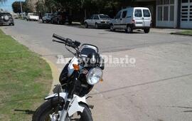 En la foto. Los dos vehículos protagonistas de la colisión, la moto y detrás el utilitario.