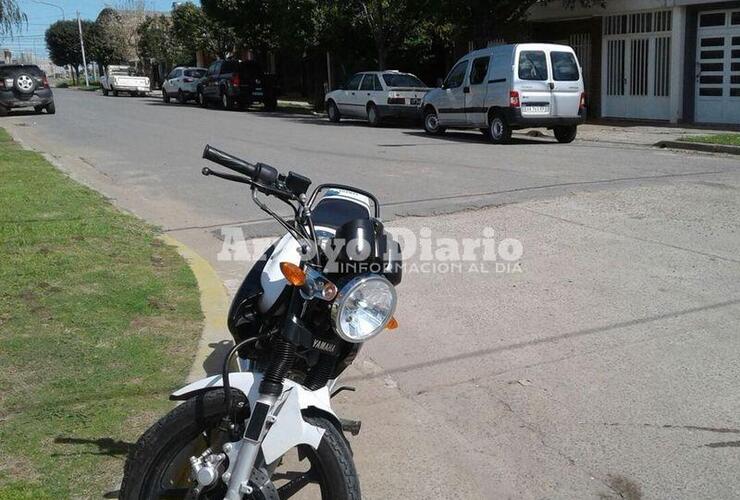 En la foto. Los dos vehículos protagonistas de la colisión, la moto y detrás el utilitario.