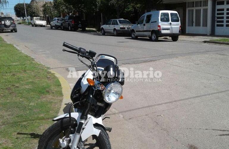 En la foto. Los dos vehículos protagonistas de la colisión, la moto y detrás el utilitario.