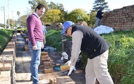 En el lugar. El presidente comunal Esteban Ferri siguiendo de cerca los avances de las obras. Foto: CGL