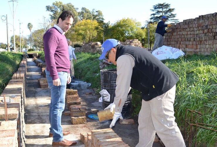 En el lugar. El presidente comunal Esteban Ferri siguiendo de cerca los avances de las obras. Foto: CGL