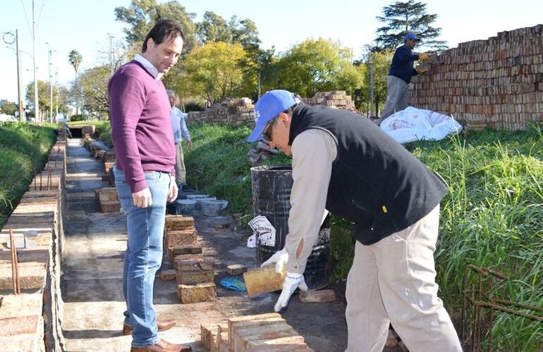 En el lugar. El presidente comunal Esteban Ferri siguiendo de cerca los avances de las obras. Foto: CGL