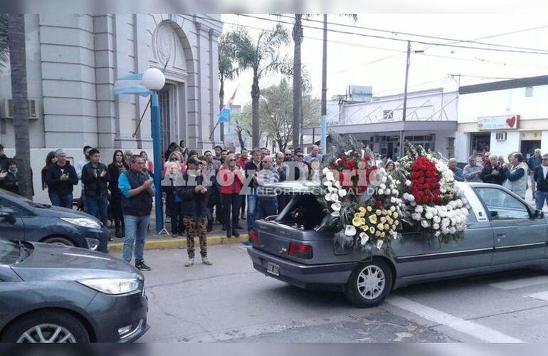 En las puertas de la municipalidad. Compa&ntilde;eros y amigos en la despedida del arquitecto. Foto: Nicol&aacute;s Trabaina
