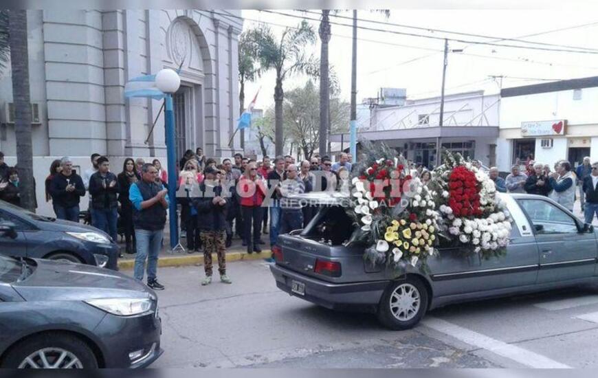 En las puertas de la municipalidad. Compa&ntilde;eros y amigos en la despedida del arquitecto. Foto: Nicol&aacute;s Trabaina