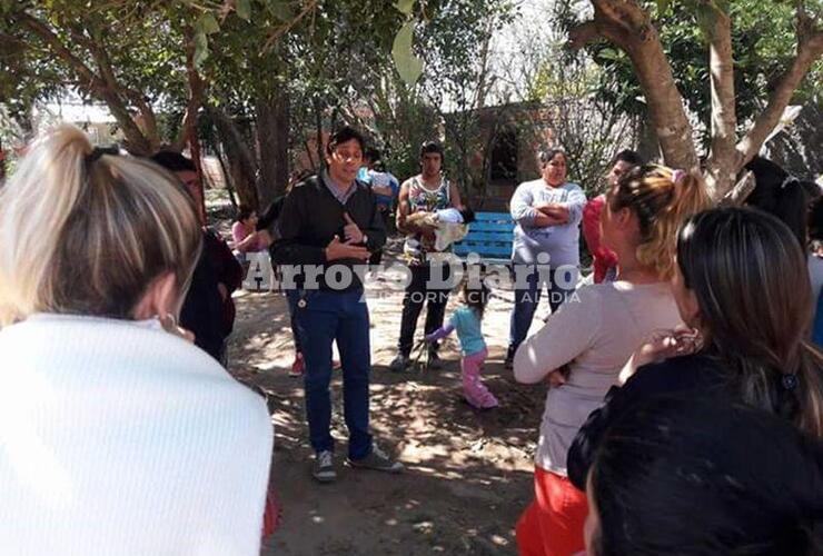 En el lugar. Stangoni durante su encuentro con los vecinos del barrio ribereño.