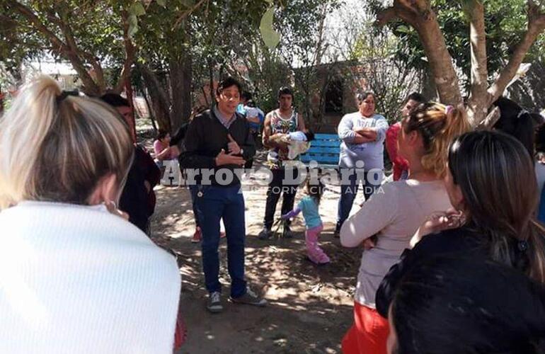 En el lugar. Stangoni durante su encuentro con los vecinos del barrio ribereño.