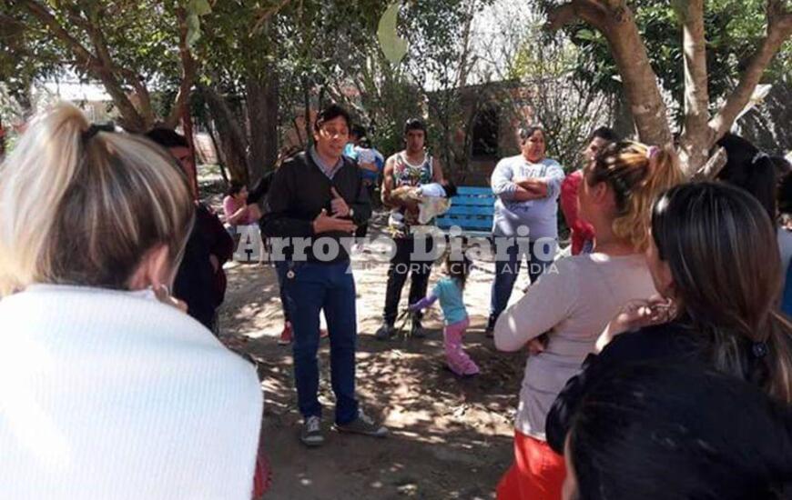 En el lugar. Stangoni durante su encuentro con los vecinos del barrio ribereño.