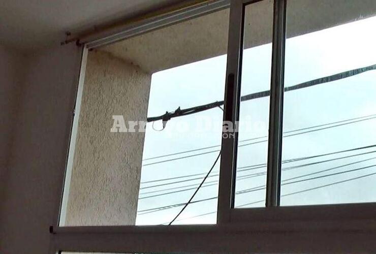 Por medio de un ventanal. Los ladrones entraron forzando un ventanal que está en una planta alta. Foto: Nicolás Trabaina