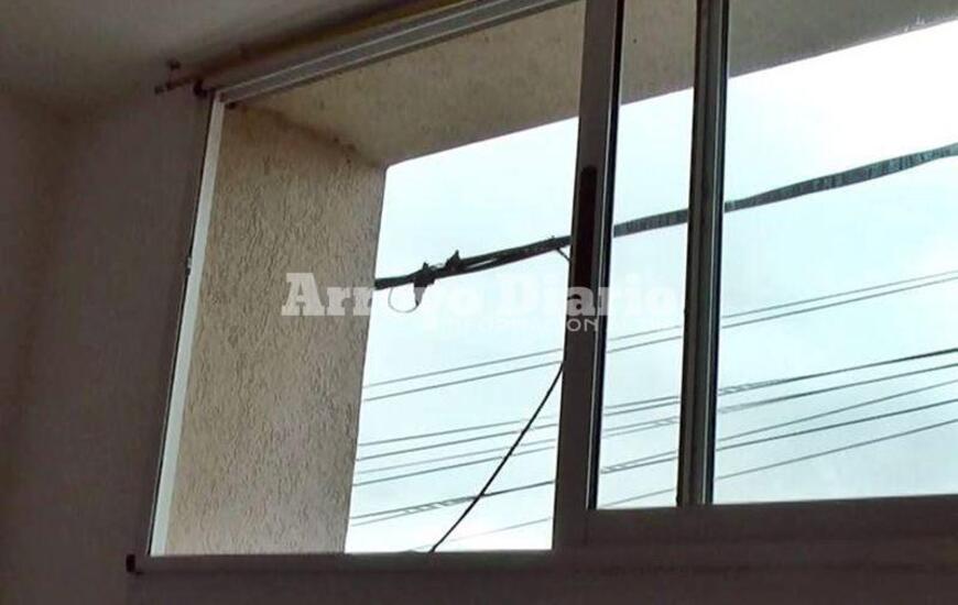 Por medio de un ventanal. Los ladrones entraron forzando un ventanal que está en una planta alta. Foto: Nicolás Trabaina