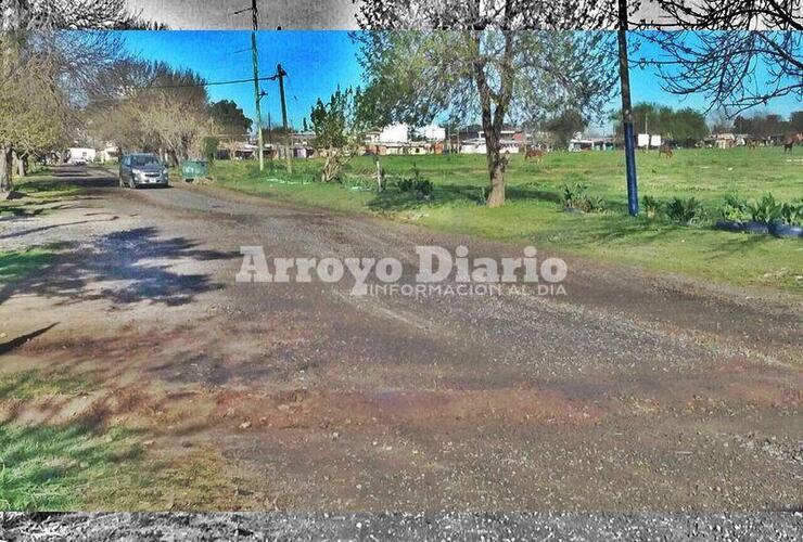 Calle de tierra. Los reductores están sobre calle Kennedy, entre Juárez Celman y Gálvez.