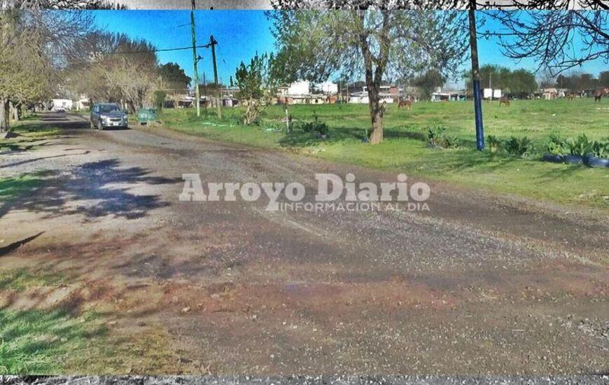 Calle de tierra. Los reductores están sobre calle Kennedy, entre Juárez Celman y Gálvez.