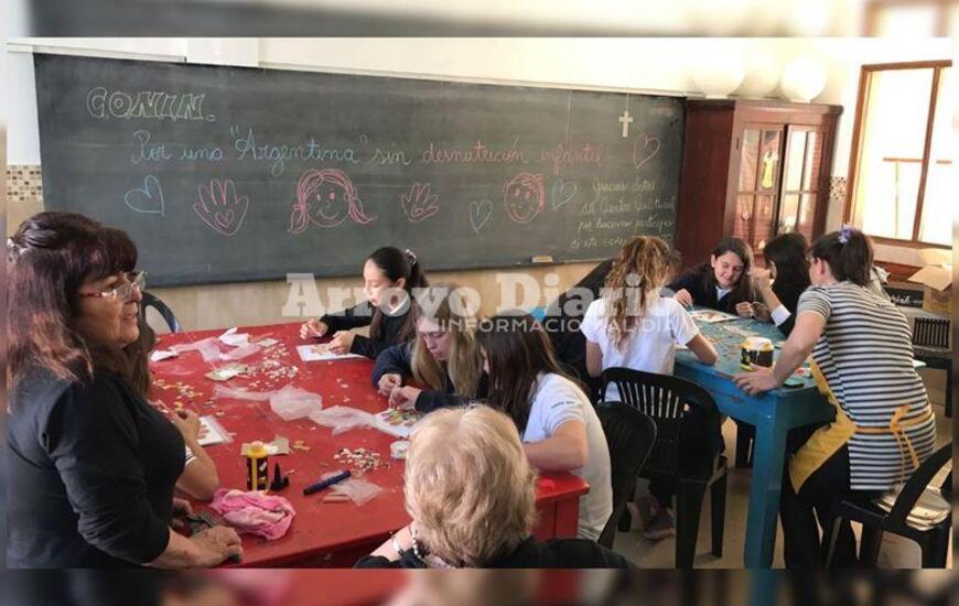 De cerca. El Secretario de Cutura Franco De Crist&oacute;fano estuvo esta ma&ntilde;ana acompa&ntilde;ando a las profes del "Guillermo Furlong" y disfrutando de la actividad junto a los chicos.