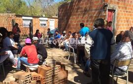 Junto a los vecinos. Mariani junto a la gente que concurrió al encuentro.
