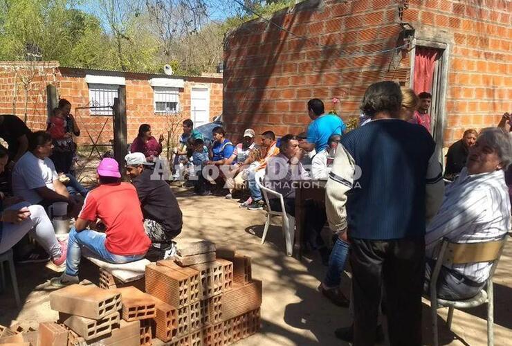 Junto a los vecinos. Mariani junto a la gente que concurrió al encuentro.