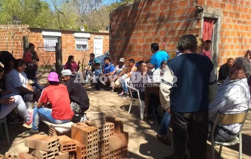 Junto a los vecinos. Mariani junto a la gente que concurri&oacute; al encuentro.
