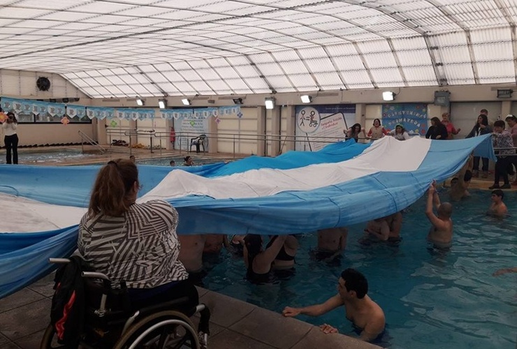 Imagen de Los Tiburones y el orgullo de desplegar un trozo de la bandera más larga del mundo