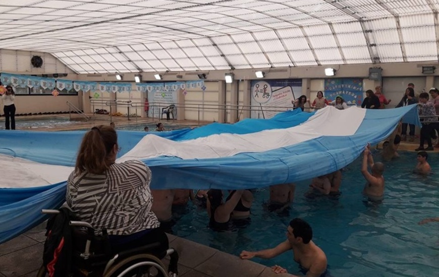 Imagen de Los Tiburones y el orgullo de desplegar un trozo de la bandera m&aacute;s larga del mundo