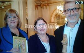 En la foto. Primera imagen de Patricio y la estatuilla en manos!