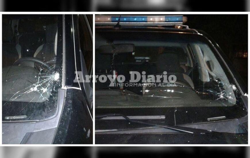 Sobre los daños. Así quedó el parabrisas de la camioneta del Comando.