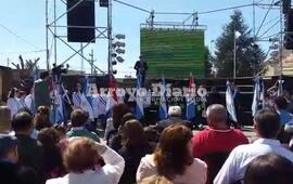 En el escenario. Rodolfo Stangoni dirigi&eacute;ndose a los presentes durante el acto organizado por la Comuna.